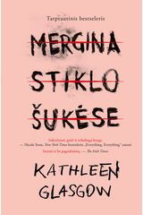 Mergina stiklo šukėse