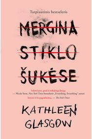 Mergina stiklo šukėse