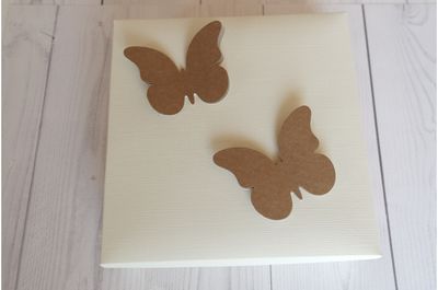 Pieno baltumo dėžutė su drugeliu, kvadratinė