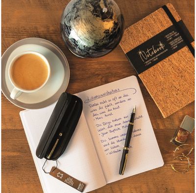 Rinkinys ELEGANZA: plunksnakotis+tušinukas+odinis dėkliukas