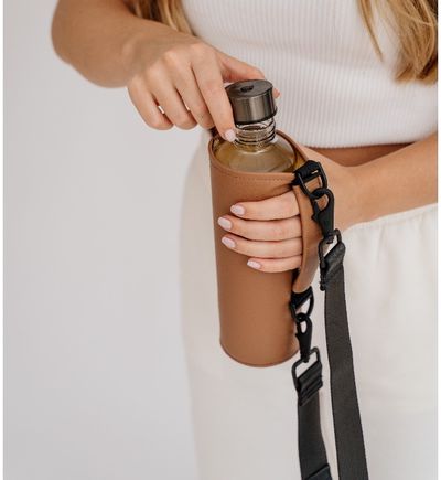 Stiklinė gertuvė EQUA CROSSBODY MAPLE su rankena, 750 ml