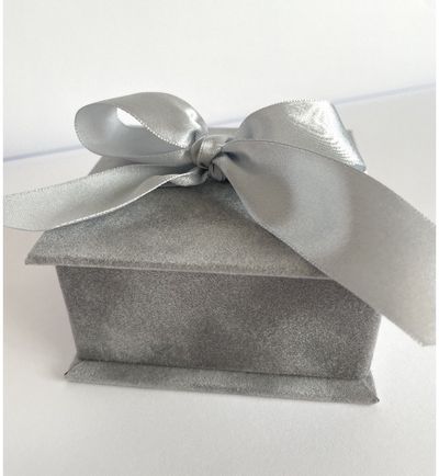 Dėžutė kvadratinė maža su satino kaspinu, švies.pilka