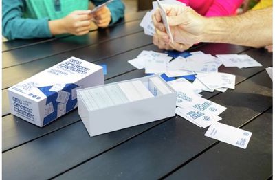 Stalo žaidimas KIDS AGAINS MATURITY Illustrated editinion (EN)