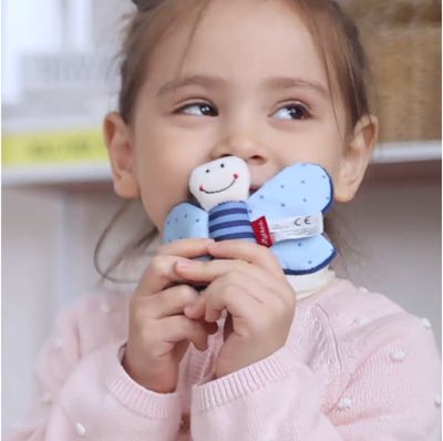 Pliušinis barškutis SIGIKID mėlynas drugelis 9 cm.