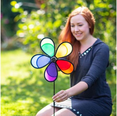 Lauko vėjo malūnėlis WINSPIRATION Flower Fly Rainbow 75cm.