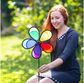 Lauko vėjo malūnėlis WINSPIRATION Flower Fly Rainbow 75cm.