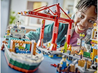 LEGO City Pajūrio Uostas Su Krovininiu Laivu 60422L