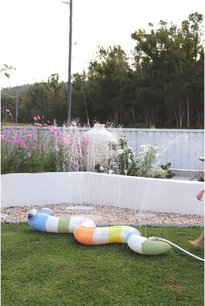 Pripučiama vandenį purškianti gyvatę SUNNYLIFE Sprinkler Into the Wild Multi