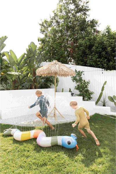 Pripučiama vandenį purškianti gyvatę SUNNYLIFE Sprinkler Into the Wild Multi