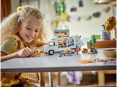 LEGO Friends DRAUGYSTĖS NAMELIO ANT RATŲ NUOTYKIS 42663