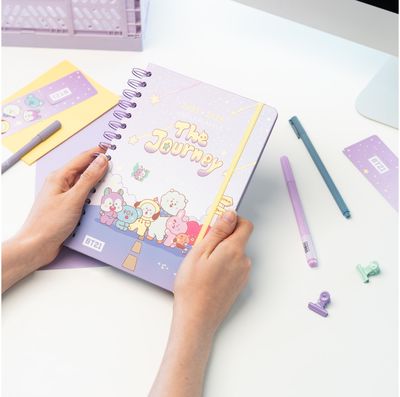 Mokslo kalendorius BT21 THE JOURNEY 2025/2026 savaitė atvarte 12 mėn.