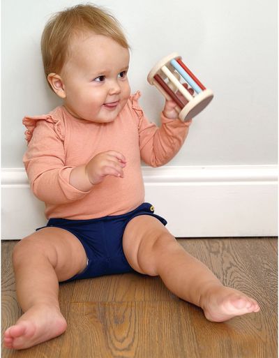 Medinis kūdikio žaislas MENTARI Riedantis kačiuko barškutis