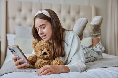 Šildomas pliušinis žaislas WARMIES meškutis Brown Curly Bear (standartinis dydis )