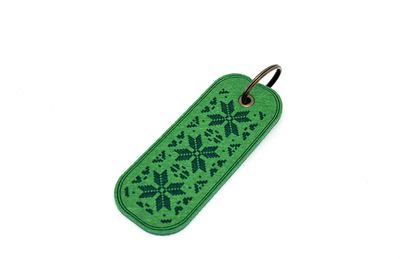 Raktų pakabukas tautiniais motyvais, žalias, 1 vnt.