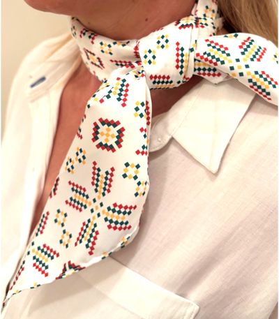 Skarelė su tautiniais motyvais, 70x70 cm