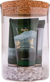 Vonios rinkinys WINTER SPA stiklainyje su kamšteliu: dušo želė 30ml, kūno losjon as 30ml, rankų ir nagų kremas 30ml, kvapas: gaivi pušis ir žiemos uogos