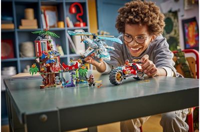 LEGO NINJAGO Nindzių transporto priemonės ir namelio medyje gynyba