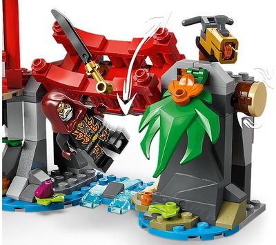 LEGO NINJAGO Nindzių transporto priemonės ir namelio medyje gynyba