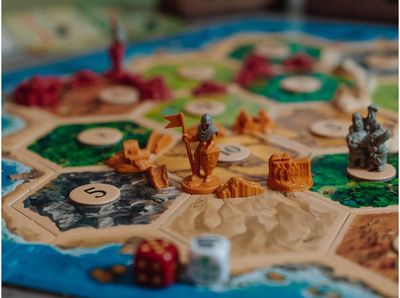 Stalo žaidimo CATAN papildymas Cities & Knights (miestai ir riteriai)