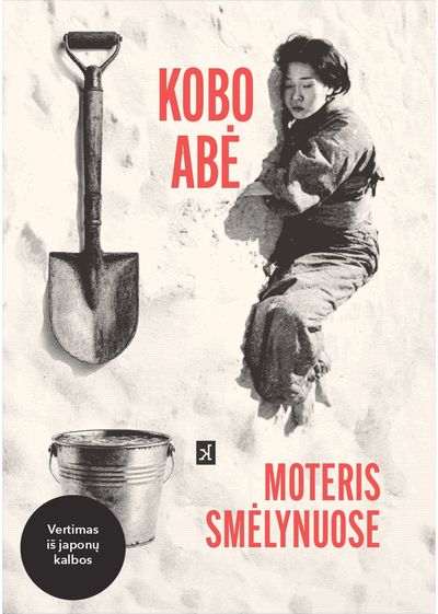 Moteris smėlynuose